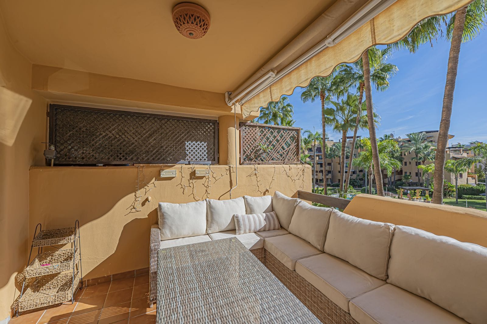 Middle Floor Apartment for sale in Costalita — 2